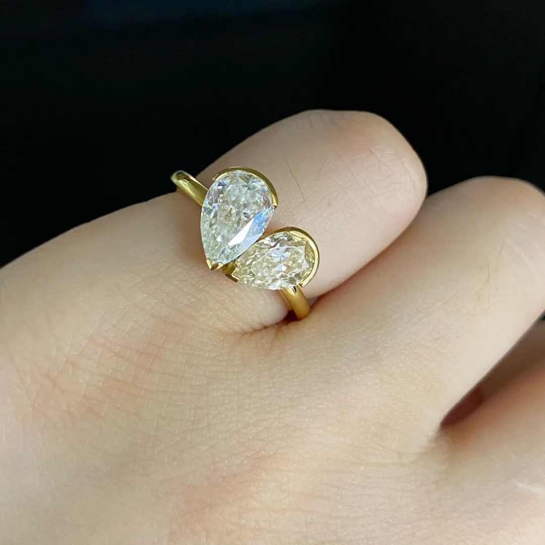 /public/photos/live/Twins Pear Cut Toi Et Moi Elegant Engagement Ring 530 (3).webp